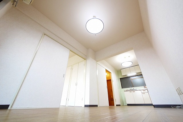 サンハイツ新大宮の居間・リビング