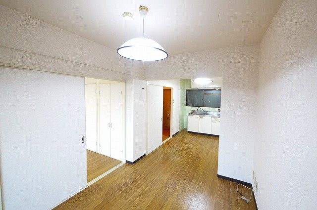 サンハイツ新大宮の居間・リビング