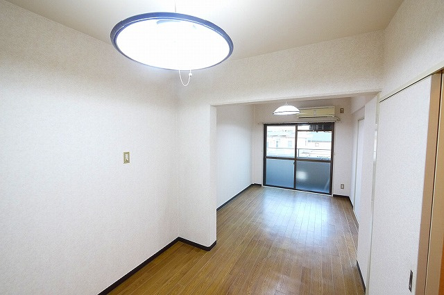 サンハイツ新大宮の居間・リビング