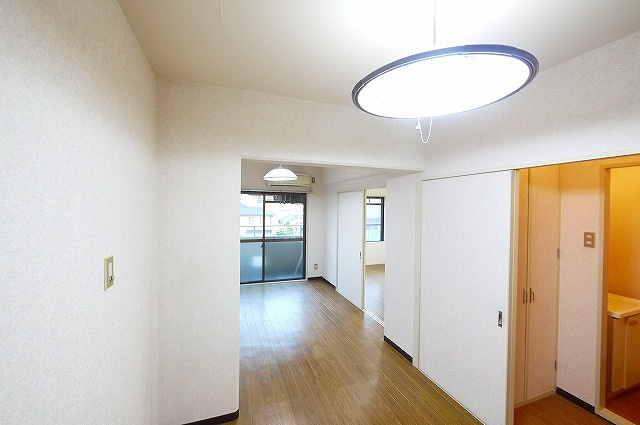 サンハイツ新大宮の居間・リビング