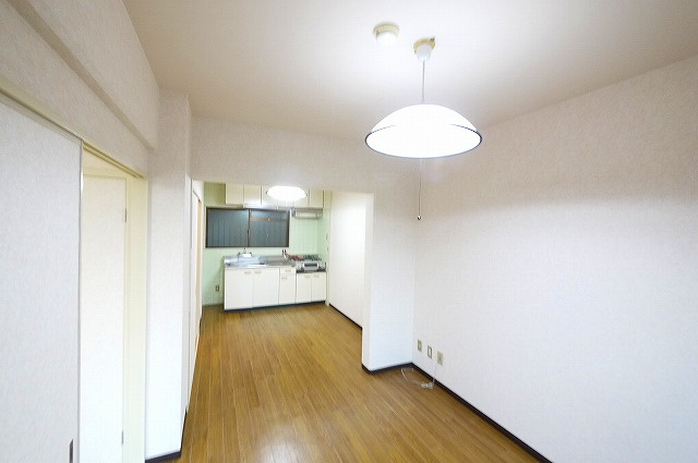 サンハイツ新大宮の居間・リビング