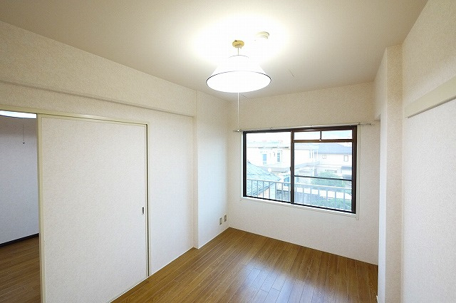 サンハイツ新大宮の洋室