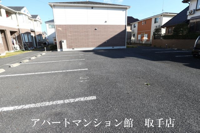 クリスタルハイツBの駐車場
