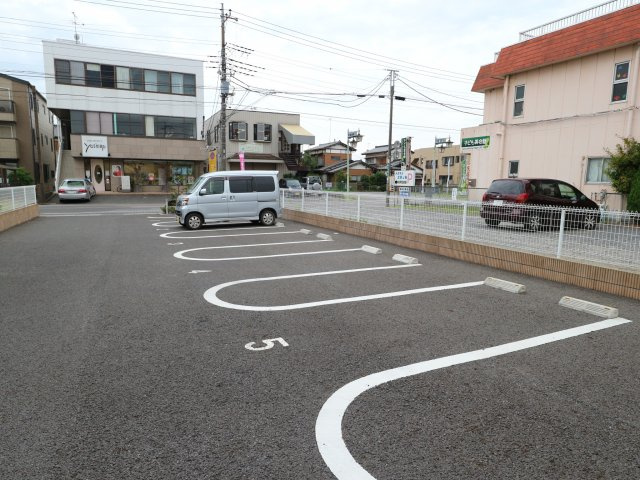 カーサフリージアの駐車場