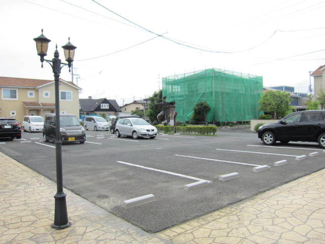 ガーデンプレイスA棟の駐車場