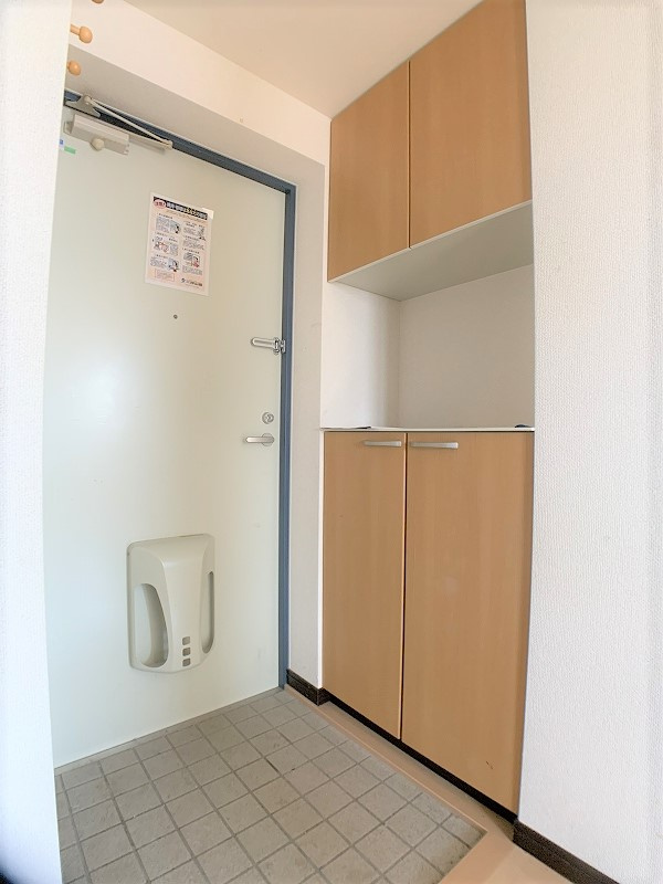 マンションリベイナの玄関