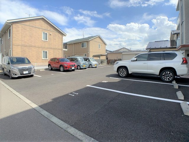 マンションリベイナの駐車場