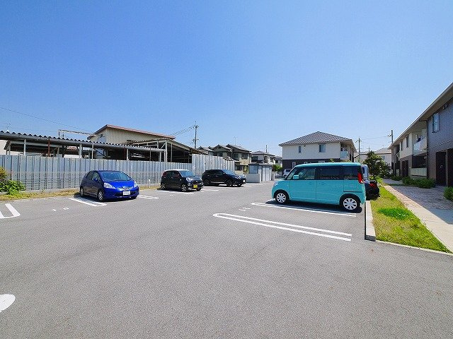 アシスト木津Ａ棟・Ｂ棟の駐車場|車をお持ちの方に嬉しい駐車場付きの物件です