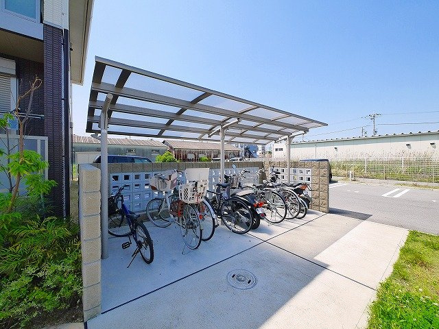 アシスト木津Ａ棟・Ｂ棟のその他共用部分|屋根付きの駐輪場です