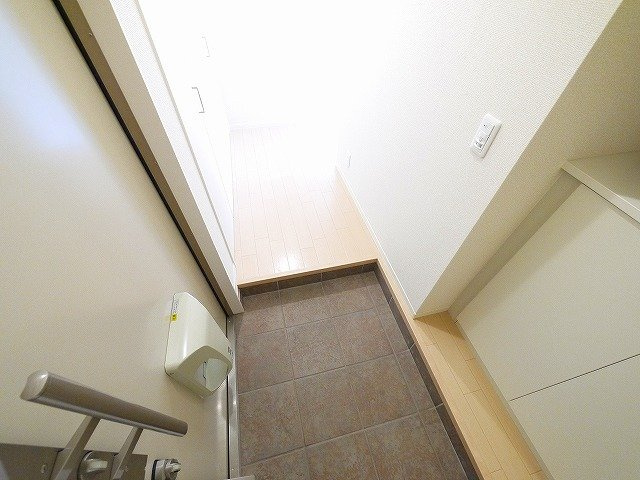 アシスト木津Ａ棟・Ｂ棟の玄関|落ち着いた玄関です