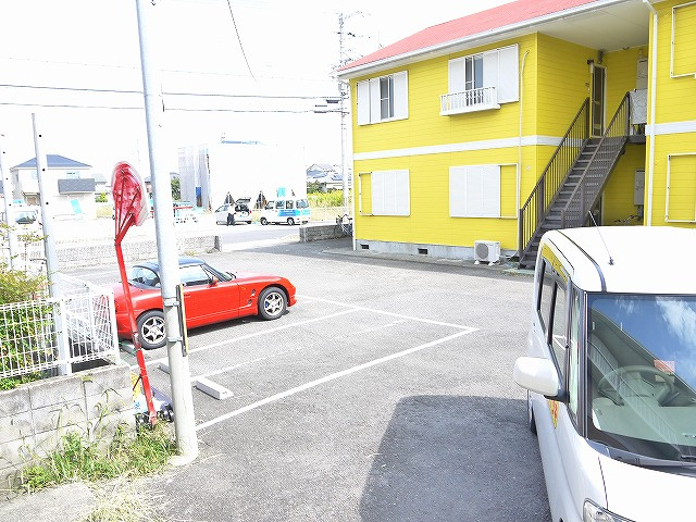 ログメントソファーA棟の駐車場|駐車場に車を止められます