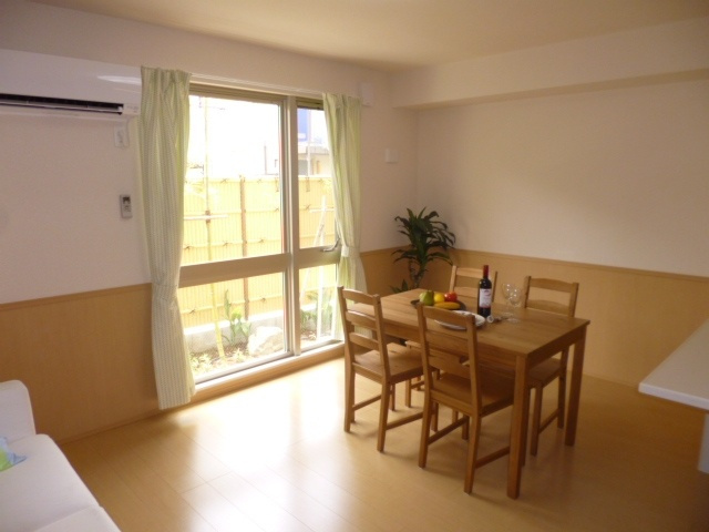 メゾン ド SATOMI A棟の居間・リビング