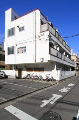 【外観】 | 渡辺ハイツ | 閑静な住宅街に立地する日当たり良好なマンションです。