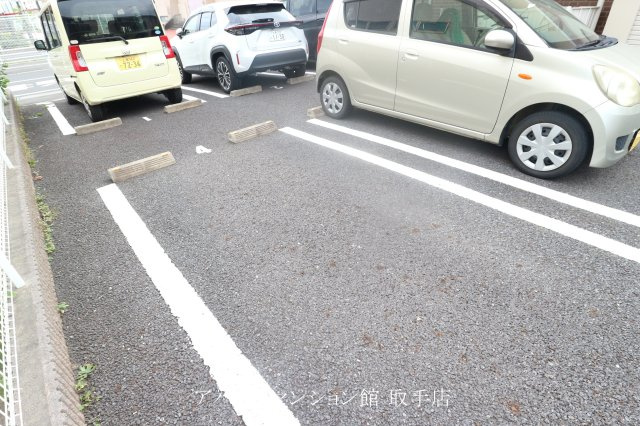 ヴィア　レーベンの駐車場