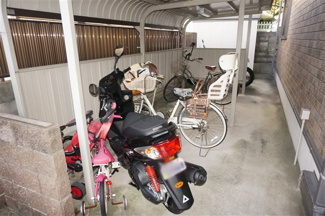 【その他共用部分】 | 外灯と屋根が付いた駐輪場