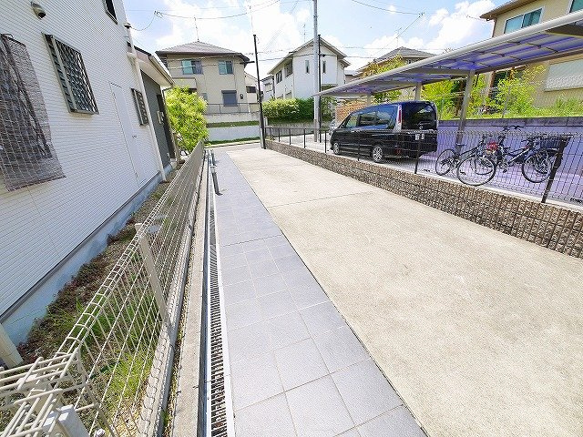 学園朝日元町一戸建の駐車場