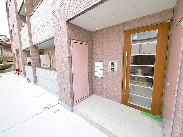 ラヴィエール奈良女子大前のエントランス