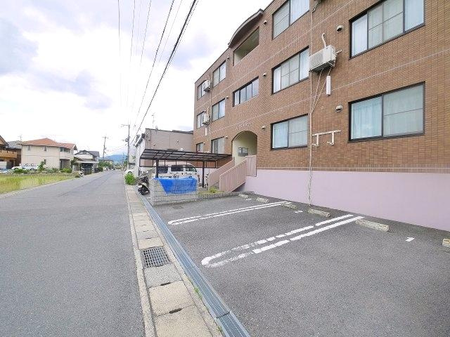 K．アムールの駐車場|駐車場に車を止められます