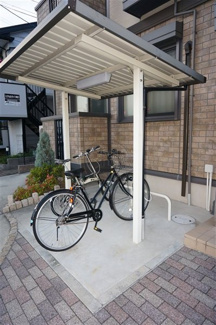 【その他共用部分】 | 外灯に屋根も付いてる駐輪場