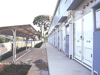 【エントランス】 | メルベーユ | 屋根付き駐輪場あります。