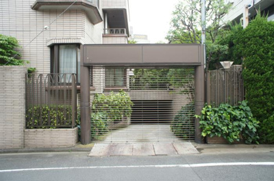 【駐車場】 | フジパークシャルム松濤 | 地下駐車場への出入り口