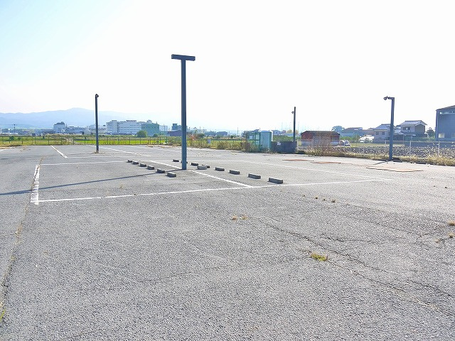 下三橋町店舗の駐車場
