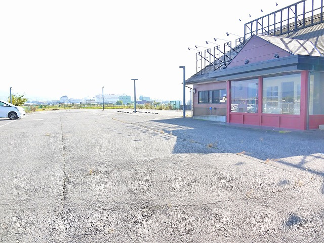 下三橋町店舗の駐車場