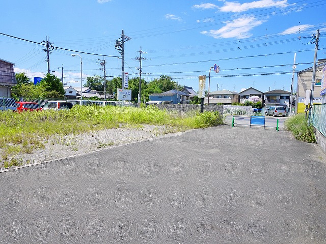 筒井町事務所付倉庫の駐車場