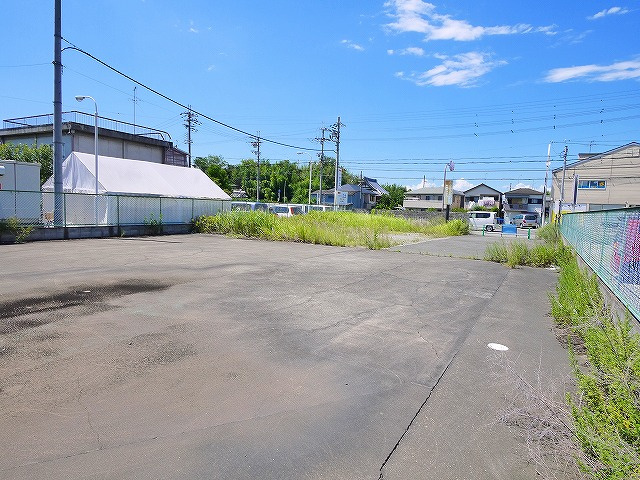 筒井町事務所付倉庫の駐車場