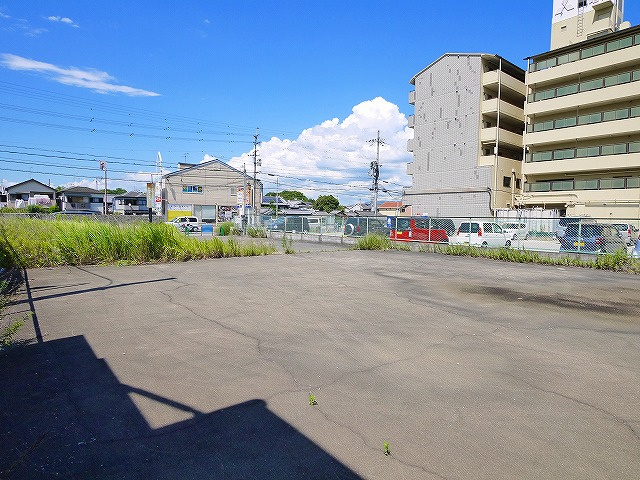 筒井町事務所付倉庫の駐車場