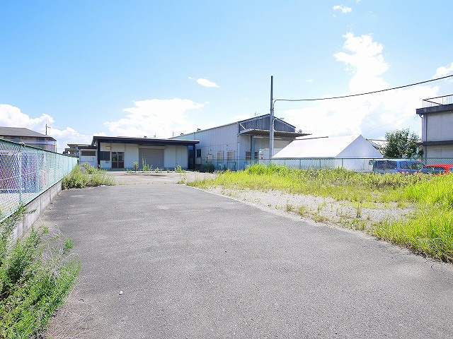 筒井町事務所付倉庫の駐車場