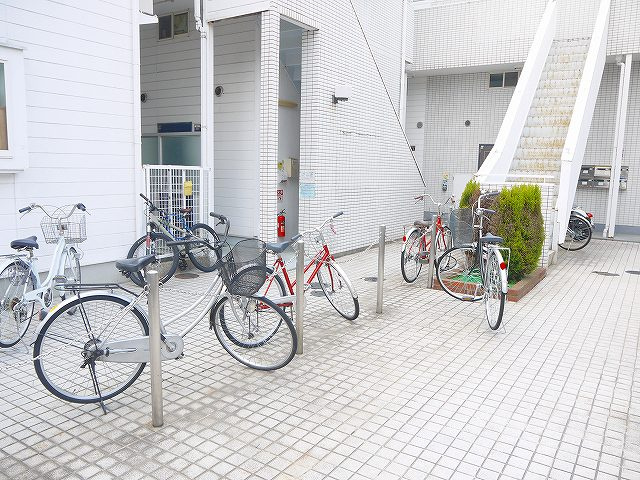 シティパレス新大宮P-3のエントランス