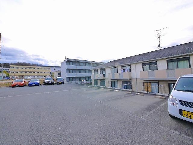 ボナール梅美台3号館の駐車場