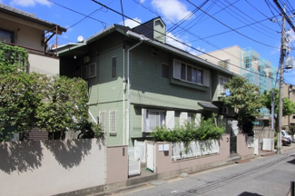 【外観】 | 閑静な住宅街に立地する日当たり良好な物件です。