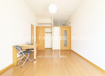 【居間・リビング】 | スリーピース | 1階はフローリング2階はカーペットです。