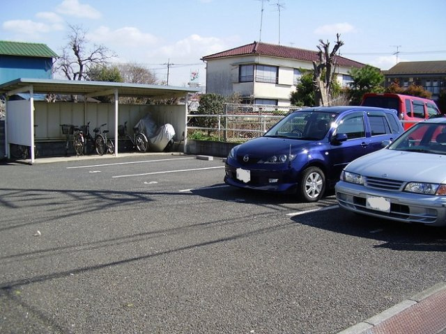 セシル０２の駐車場
