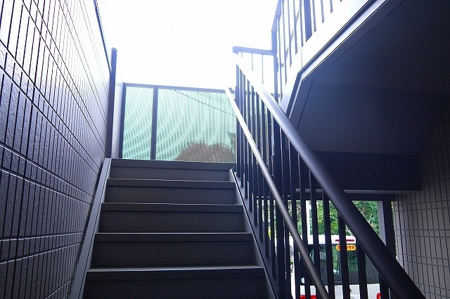 アクア西松ヶ丘　南館（B）のその他共用部分|足元の見やすい階段です