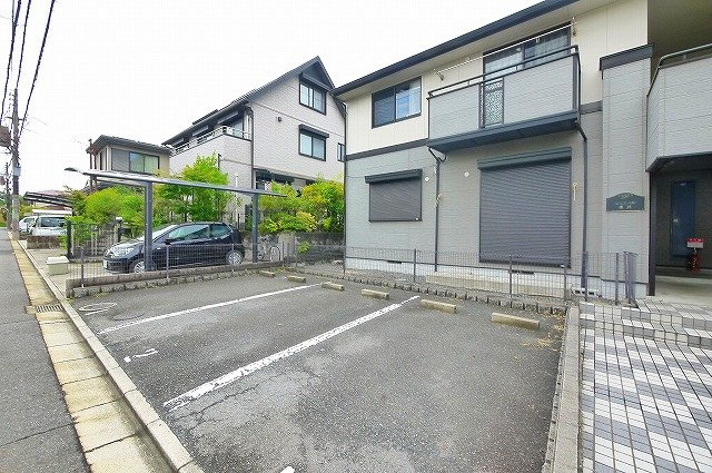 ルミエール州見の駐車場|車をお持ちの方に嬉しい駐車場付きの物件です