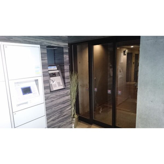 【その他共用部分】 | カームヴィレッジ | 明るくてお洒落な洋室※写真は503号室です。実際の部屋は、黒い壁と床です。