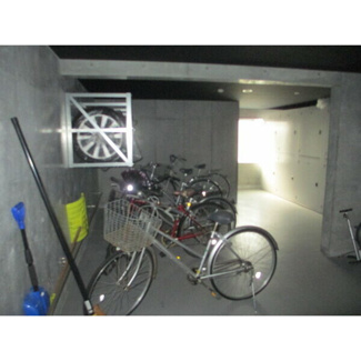 【その他共用部分】 | カームヴィレッジ | 明るくてお洒落な洋室※写真は503号室です。実際の部屋は、黒い壁と床です。