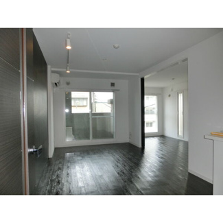 【居間・リビング】 | カームヴィレッジ | お洒落なリビング※写真は503号室です。実際の部屋は、黒い壁と床です。