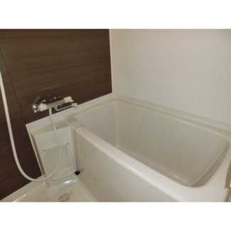 【浴室】 | カームヴィレッジ | お洒落なシステムキッチン※写真は503号室です。実際の部屋は、黒い壁と床です。