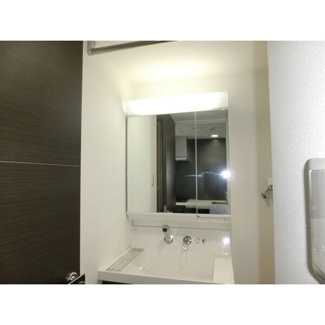 【洗面所】 | カームヴィレッジ | お洒落なシステムキッチン※写真は503号室です。実際の部屋は、黒い壁と床です。