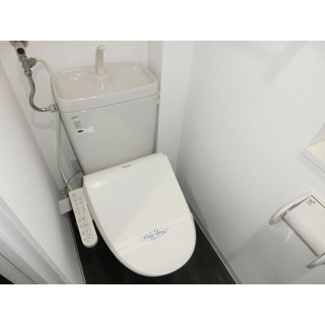【トイレ】 | カームヴィレッジ | お洒落なシステムキッチン※写真は503号室です。実際の部屋は、黒い壁と床です。