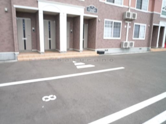 【駐車場】 | クレイドル | 雪の日も快適な屋根付き駐車場