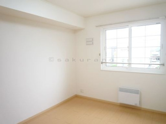 【洋室】 | クレイドル | 陽光ふりそそぐ明るい室内