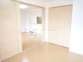 【洋室】 | クレイドル | 陽光ふりそそぐ明るい室内