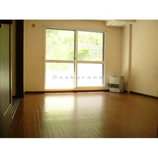 【居間・リビング】 | ショパンシャトー山の手 | 陽光ふりそそぐ明るい室内