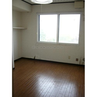 【洋室】 | ショパンシャトー山の手 | 陽光ふりそそぐ明るい室内