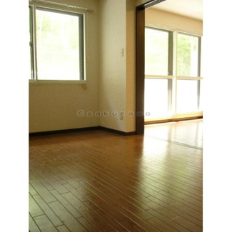 【洋室】 | ショパンシャトー山の手 | 陽光ふりそそぐ明るい室内